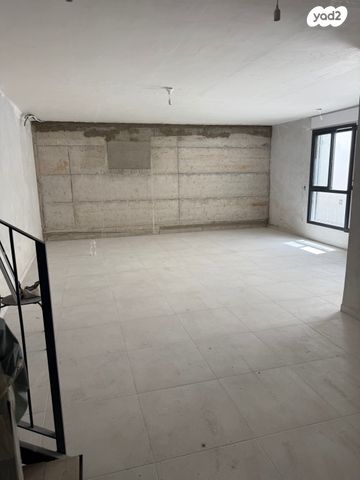 דירת גן, כיכר היינריך היינה, מרכז הכרמל, חיפה