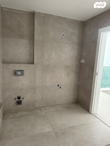 דירת גן, כיכר היינריך היינה, מרכז הכרמל, חיפה