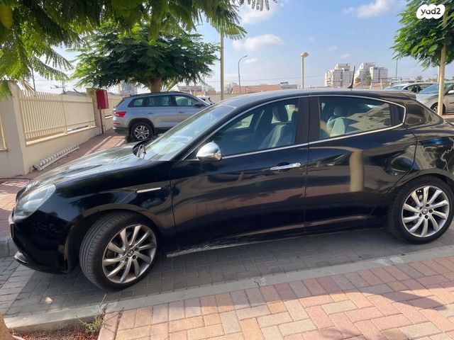 מודעת רכב אלפא רומיאו ג'ולייטה