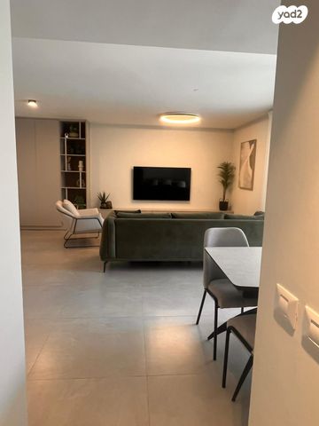 דירה, חיים הרצוג, ראש העין