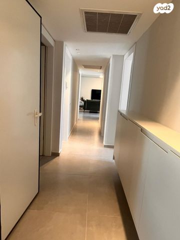 דירה, חיים הרצוג, ראש העין