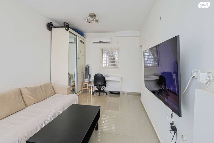 דירה, יהודית, חרוזים, רמת גן