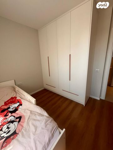 דירה, חיים הרצוג, ראש העין