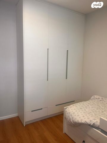 דירה, חיים הרצוג, ראש העין