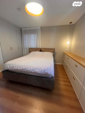 דירה, חיים הרצוג, ראש העין