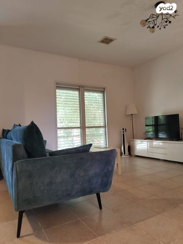 דו משפחתי, נווה מנחם, קרני שומרון