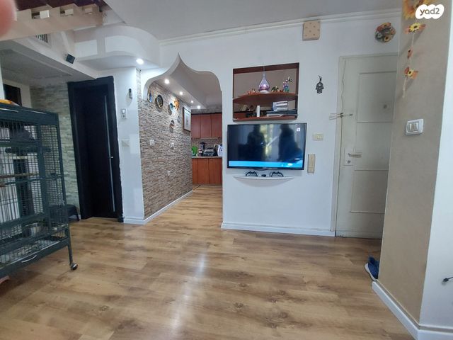 גג/ פנטהאוז, עלי כותרת, גני אביב, לוד