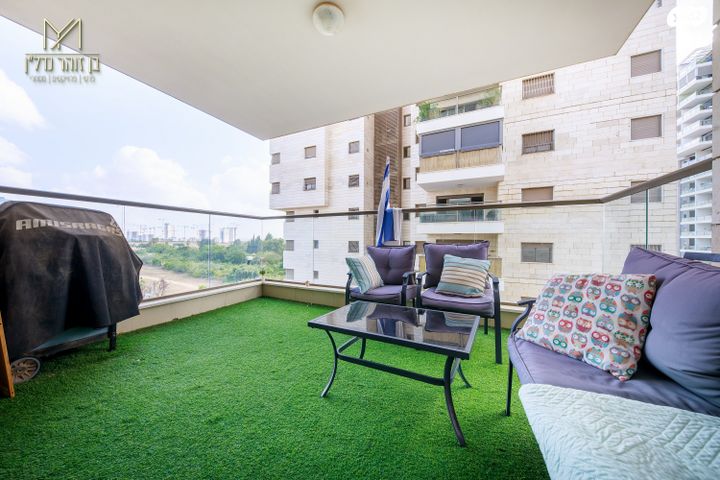 דירה, אהוד מנור, באר יעקב