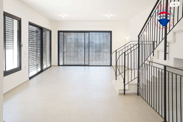 דו משפחתי, תל מונד