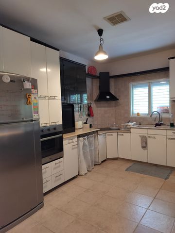 דו משפחתי, נווה מנחם, קרני שומרון