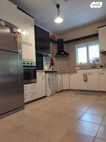 דו משפחתי, נווה מנחם, קרני שומרון