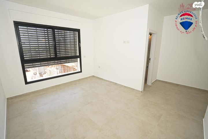 דו משפחתי, תל מונד