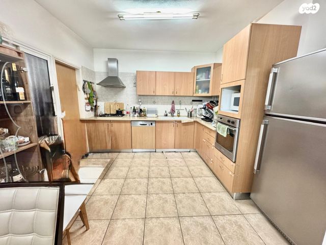 דירה, זכריה חתוכה, רחובות