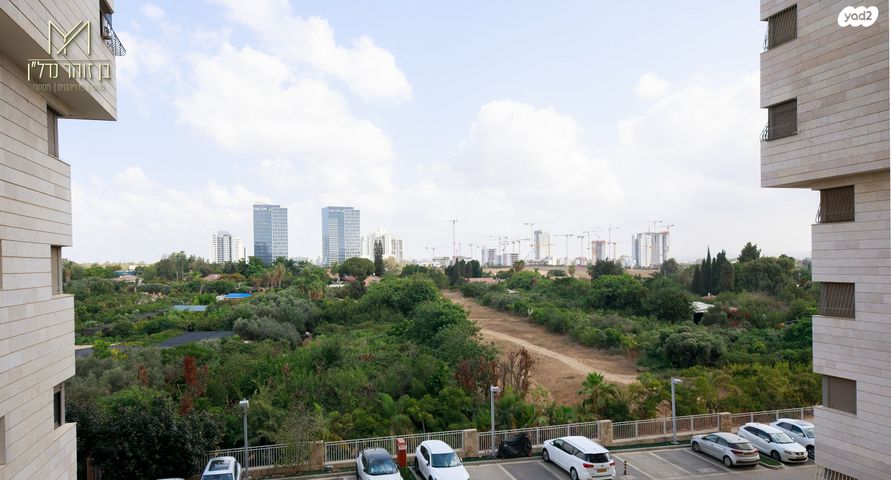 דירה, אהוד מנור, באר יעקב