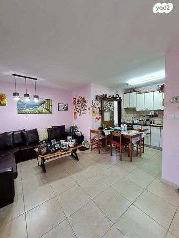 טריפלקס, אשחר, האירוסים, כרמיאל