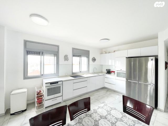 דירה, שאול טשרניחובסקי, שעריים, רחובות