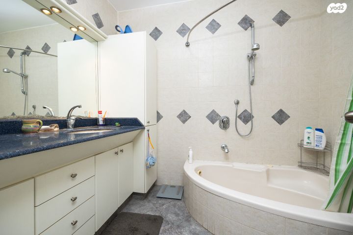 דירת גן, יעקב וייס, ירושלים