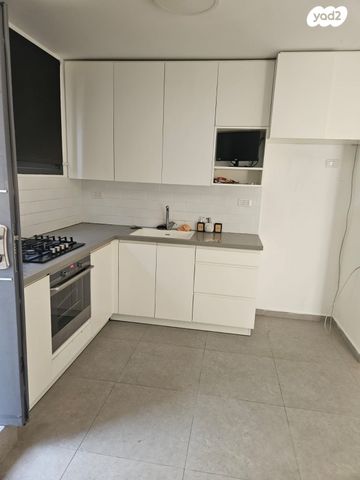 דירת גן, אוסקר שינדלר, הגבול רוטשילד, בת ים