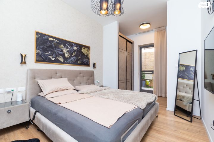 דו משפחתי, גדעון האוזנר, הולילנד, ירושלים