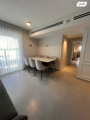 דירה, חיים הרצוג, ראש העין