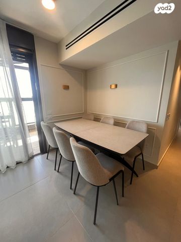 דירה, חיים הרצוג, ראש העין