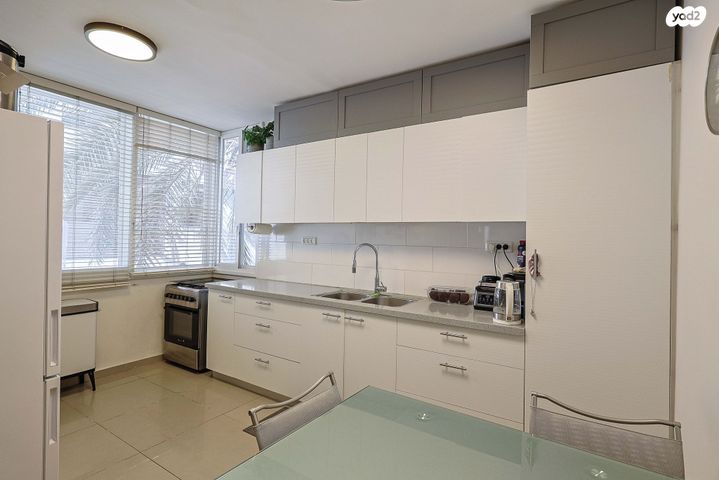 דירה, יהודית, חרוזים, רמת גן