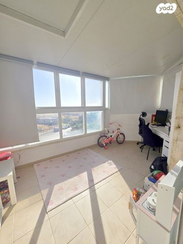 דירה, אדם - גבע בנימין