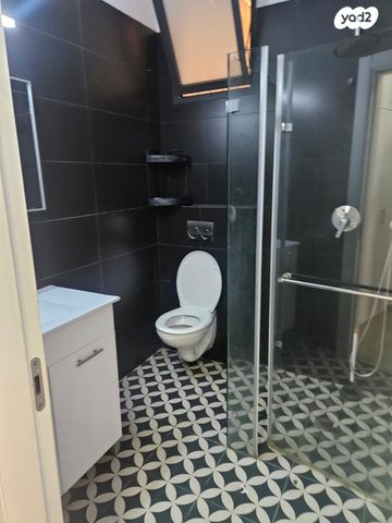 דירת גן, אוסקר שינדלר, הגבול רוטשילד, בת ים