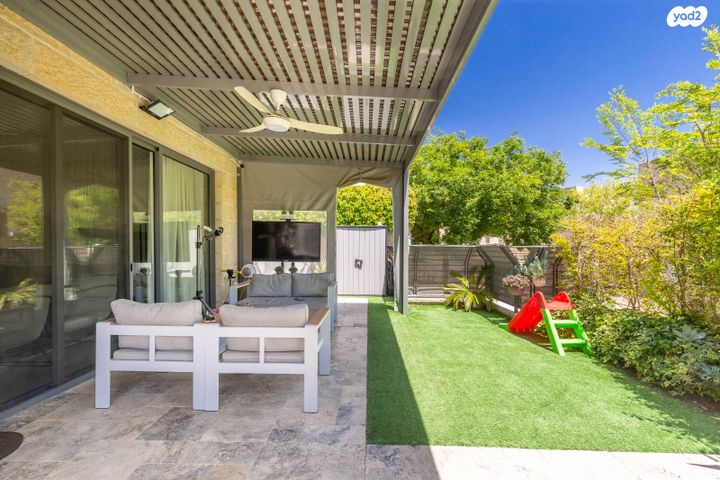 דו משפחתי, גדעון האוזנר, הולילנד, ירושלים