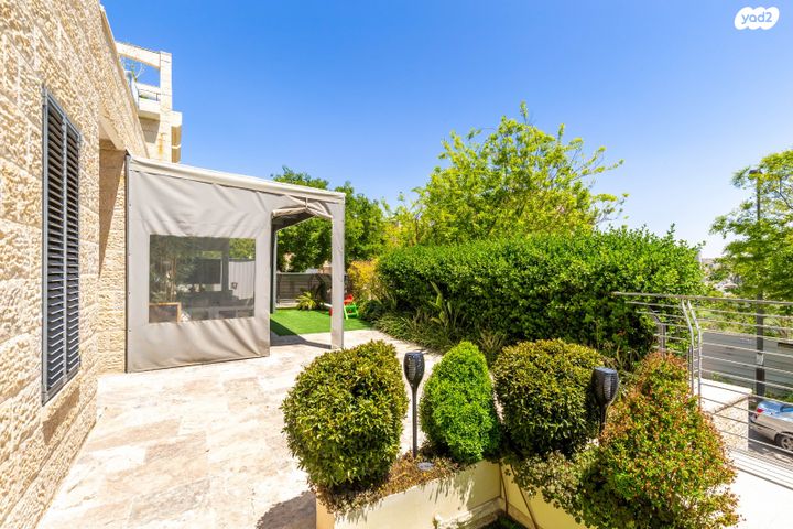 דו משפחתי, גדעון האוזנר, הולילנד, ירושלים