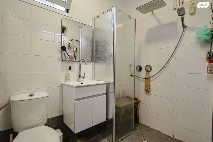 דירה, יהודית, חרוזים, רמת גן