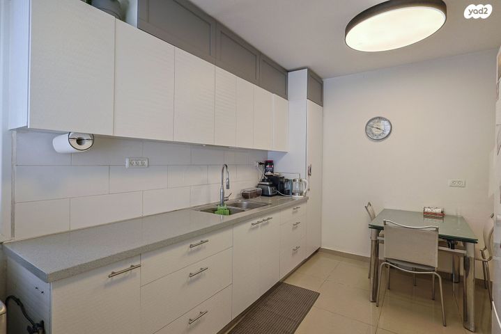 דירה, יהודית, חרוזים, רמת גן