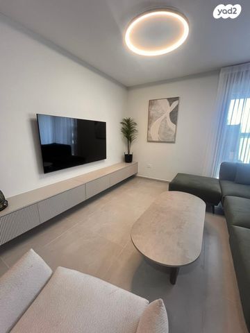 דירה, חיים הרצוג, ראש העין