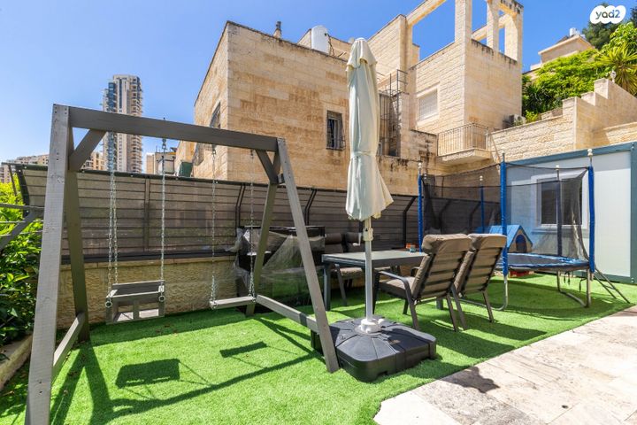 דו משפחתי, גדעון האוזנר, הולילנד, ירושלים