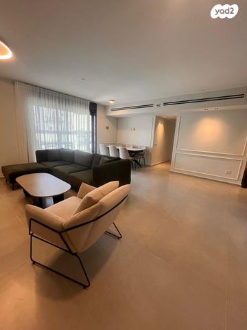 דירה, חיים הרצוג, ראש העין