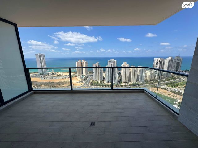 דירה, אמנון ליפקין שחק, נוף הטיילת, נתניה