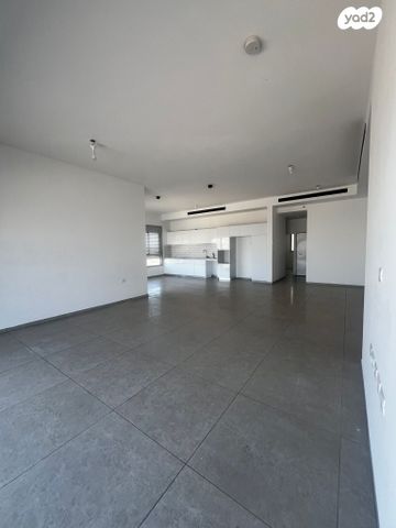 גג/ פנטהאוז, אורי אלמוג, קרית רבין, חולון