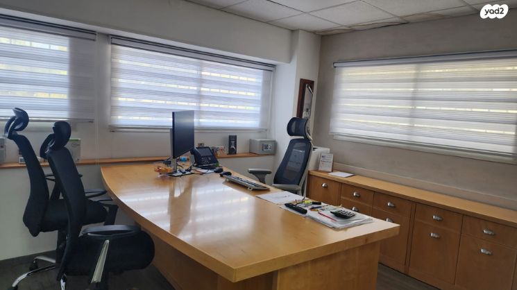 מחסנים, ראש העין