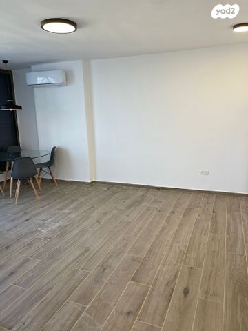 כיכר אליעזר קפלן 12