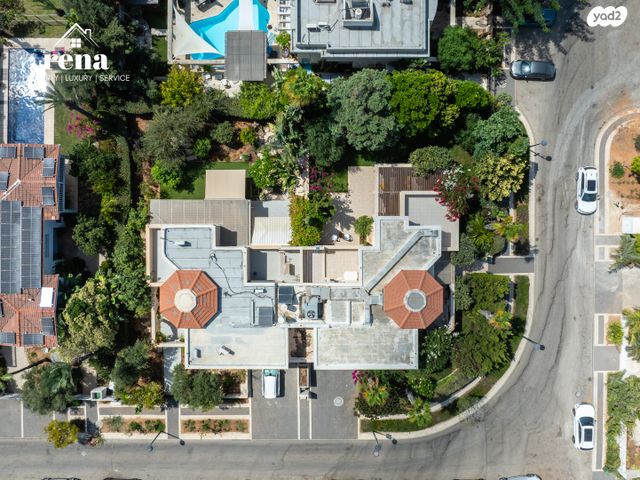 דו משפחתי, המעוף, קיסריה