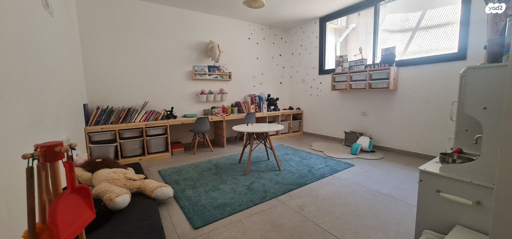 דו משפחתי, כוכב יאיר, כוכב יאיר / צור יגאל