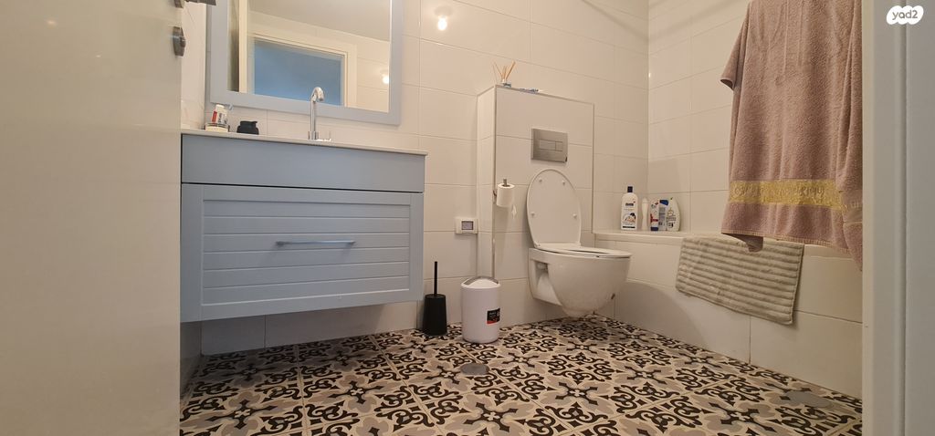 דו משפחתי, כוכב יאיר, כוכב יאיר / צור יגאל