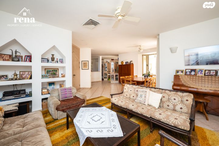 דו משפחתי, המעוף, קיסריה