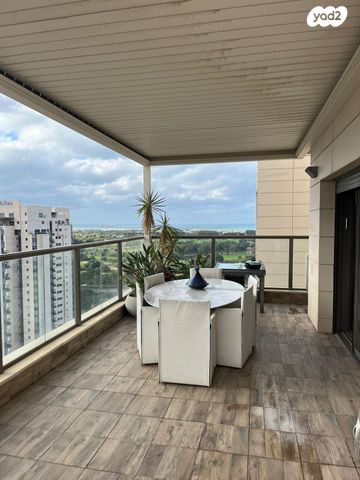 גג/ פנטהאוז, אור עקיבא