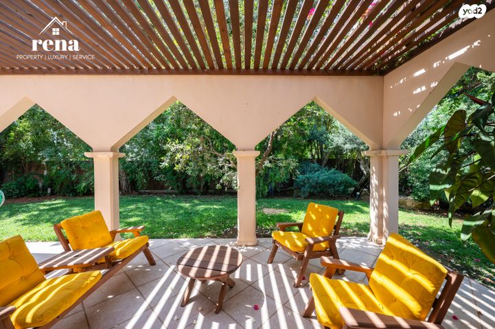 דו משפחתי, המעוף, קיסריה