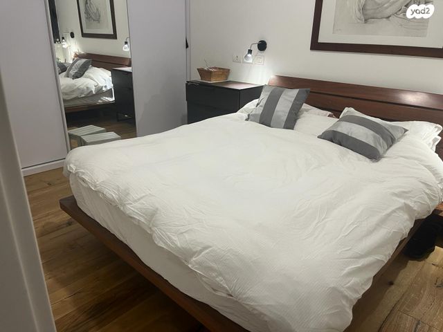 דירה, רות, חרוזים, רמת גן