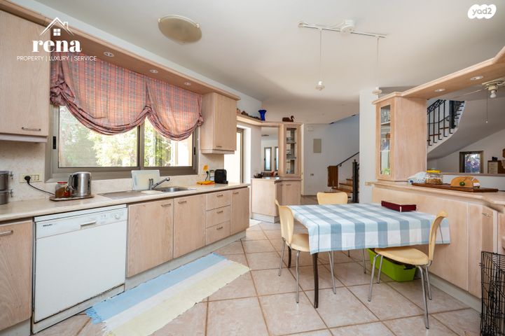 דו משפחתי, המעוף, קיסריה