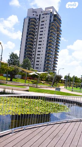 דופלקס, אור עקיבא