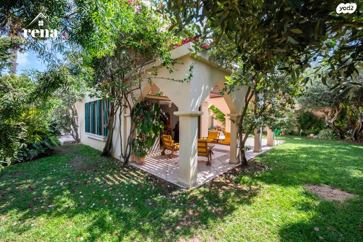 דו משפחתי, המעוף, קיסריה