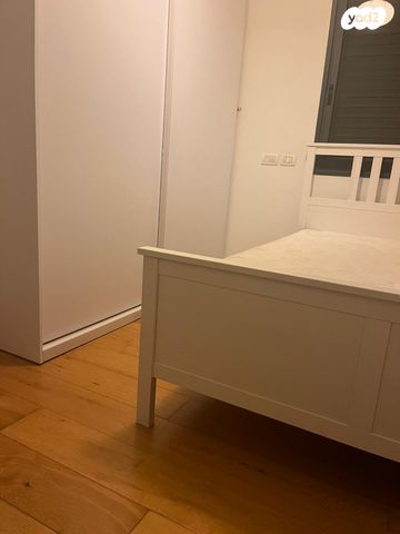 דירה, רות, חרוזים, רמת גן